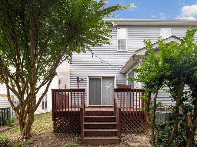 Building Photo - Fantastic 2 Bedroom, 1.5 Bath Townhome in ...