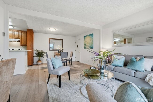 Building Photo - 101 Piccadilly Pl