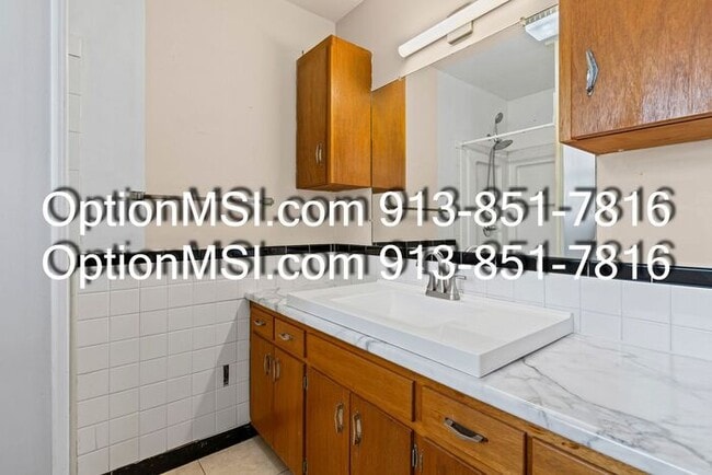 Building Photo - Spacious and move in ready!