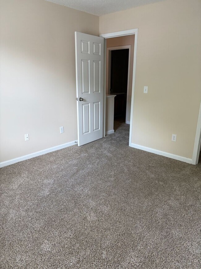 Building Photo - Large Home in Established Neighborhood
