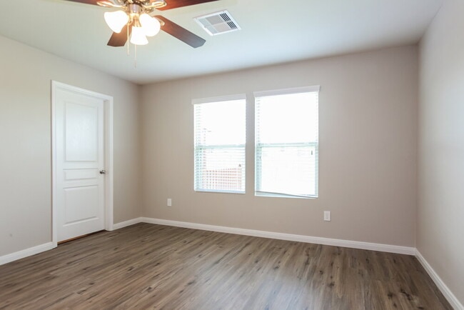 Building Photo - 6450 Dayridge Ln