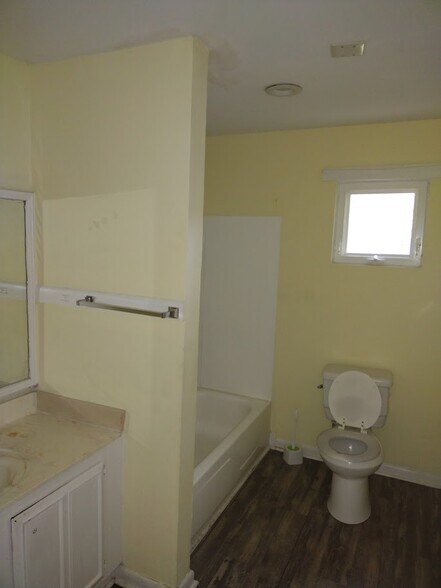 Building Photo - 115 Bart St