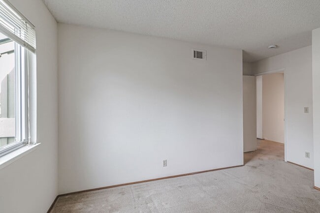 Building Photo - 2 bedroom, 2 bath townhome in the Northpoint HOA!