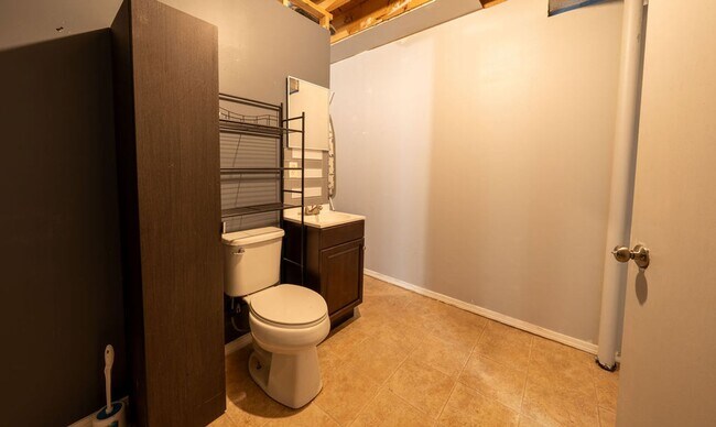 Building Photo - ***MOVE IN SPECIAL*** $500 OFF 1st MONTH'S...