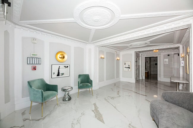 Interior Photo - 2275 Broadway