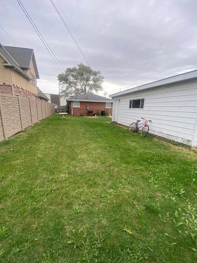 Building Photo - 7728 S 78th Ave