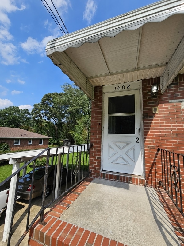 Primary Photo - 1608 Hawthorne Dr