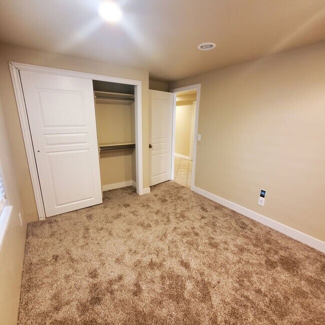 Building Photo - Incredible Lehi Townhouse