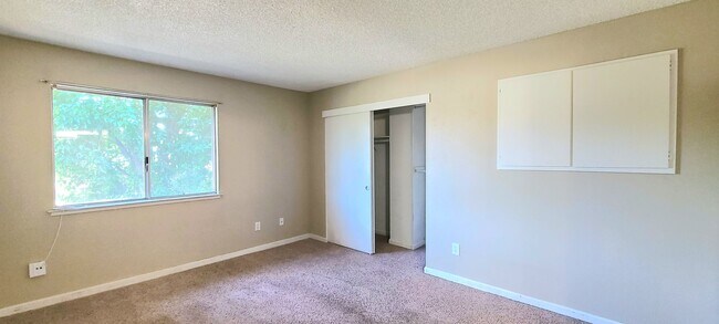 Building Photo - Very Nice 1bd/1bth Condo in gated complex w/ swimming pool!