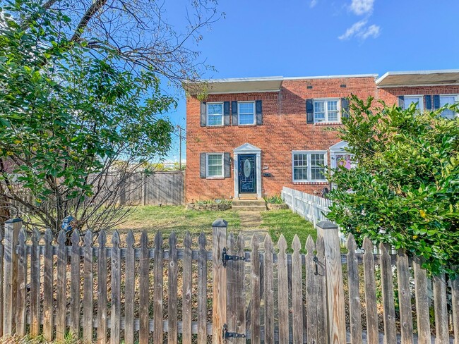 Building Photo - Gorgeous 3 Bed 1.5 Bath End-Unit Brick Tow...