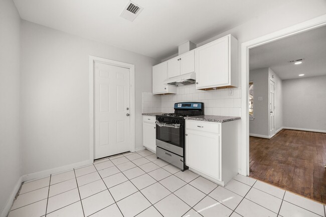 Building Photo - 6711 Schiller St