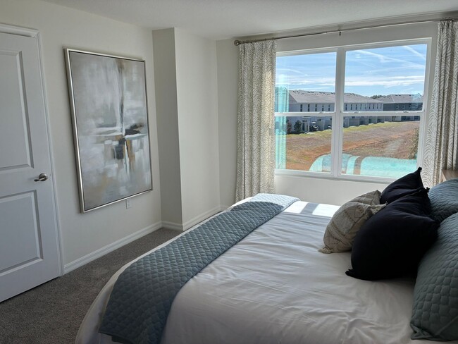 Building Photo - 3 bedroom, 2.5 bath Townhome