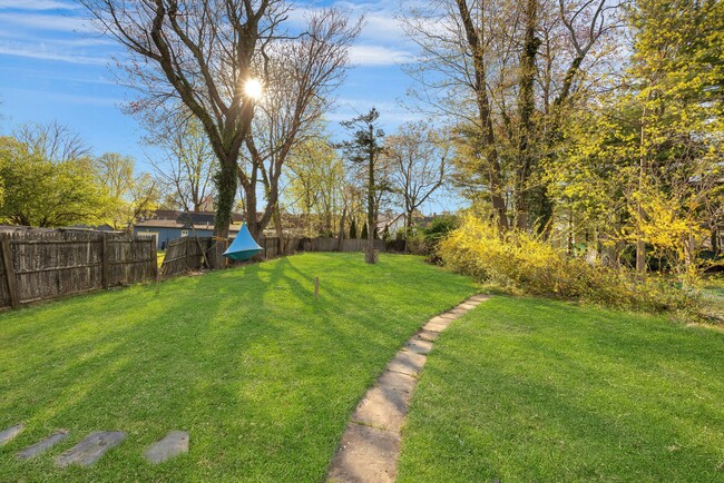 Building Photo - 460 Orchard St