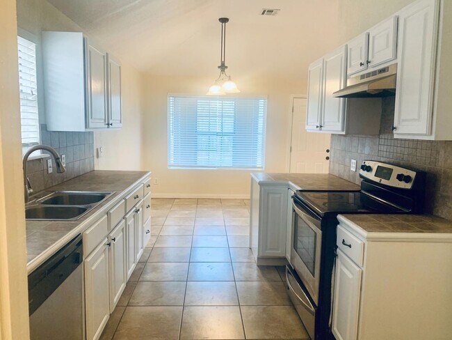 Building Photo - Beautiful 3 bed, 2 bath home in Noble!--12...