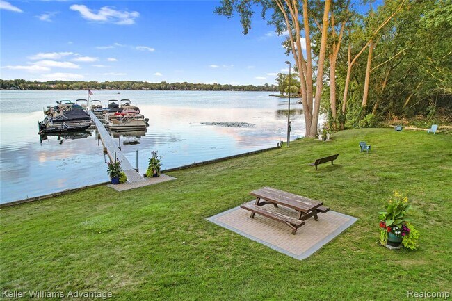 Building Photo - 855 S Pontiac Trail