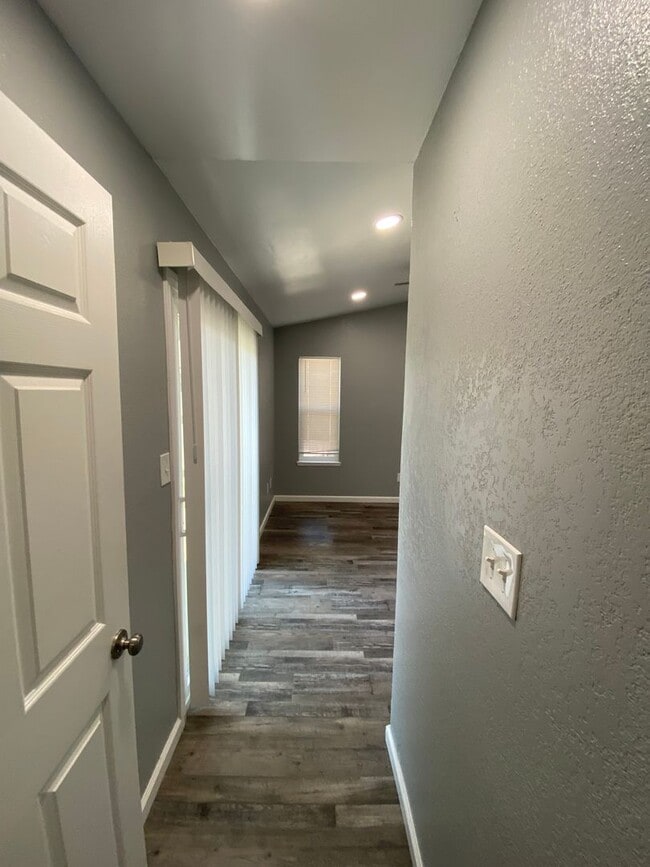 Building Photo - Newley Remodeled 3 BD 2 BA house on corner...