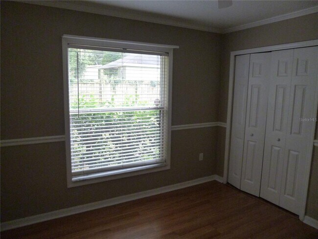 Building Photo - 616 E 1st St