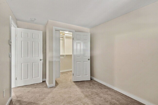 Building Photo - Charming Ground-Floor Condo in the Heart of Greenwood! $1,800 only!! August move in!