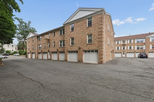 Building Photo - 364 E Ridgewood Ave