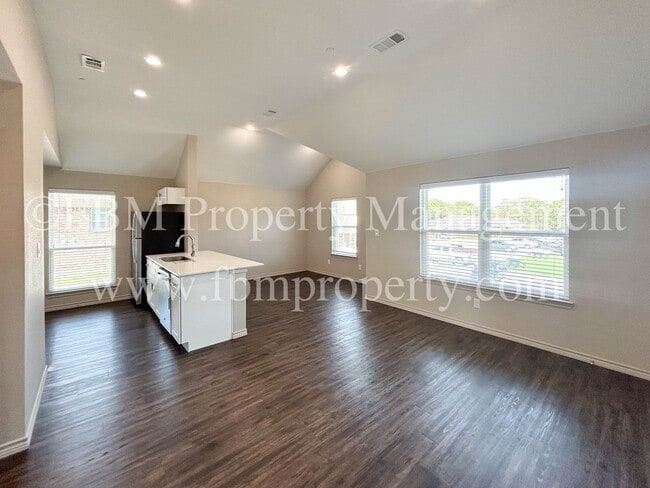 Building Photo - Hidden Creek, Unit 522 - Gorgeous 2 Bedroom, 2 Bathroom Townhome in Ennis, TX!