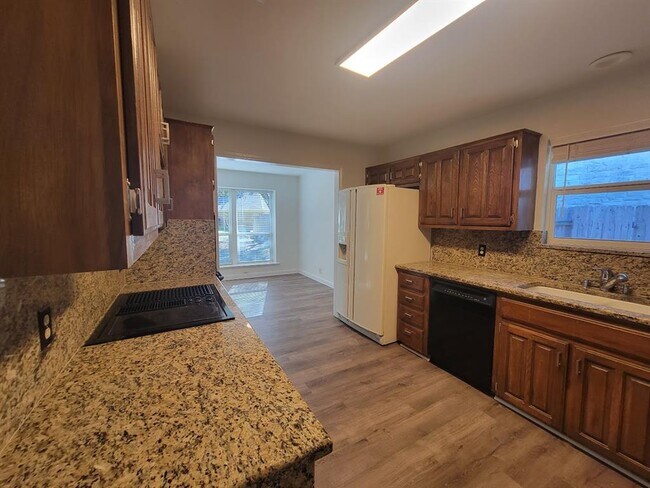 Building Photo - 10403 Pinehurst Dr