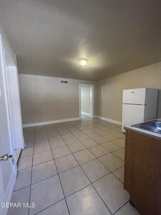 Building Photo - 3419 La Luz Ave