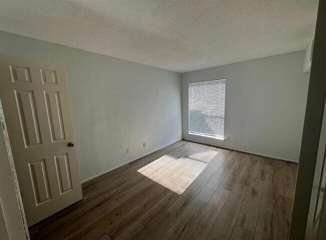 Building Photo - 2830 S Bartell Dr