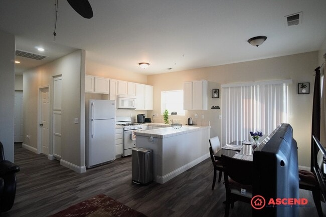 Building Photo - Fully Furnished Home In East Bakersfield!