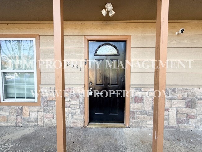 Building Photo - 2541 W Sycamore Ave