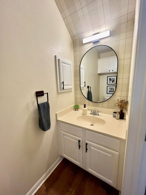 Half bath main floor - 6900 E Riverside Dr