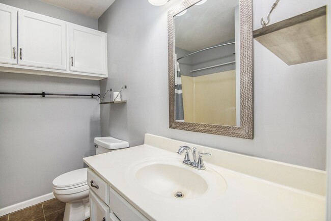 Building Photo - Beautiful Townhouse in Smithville!! 2BR/1.5BA  Move In Ready