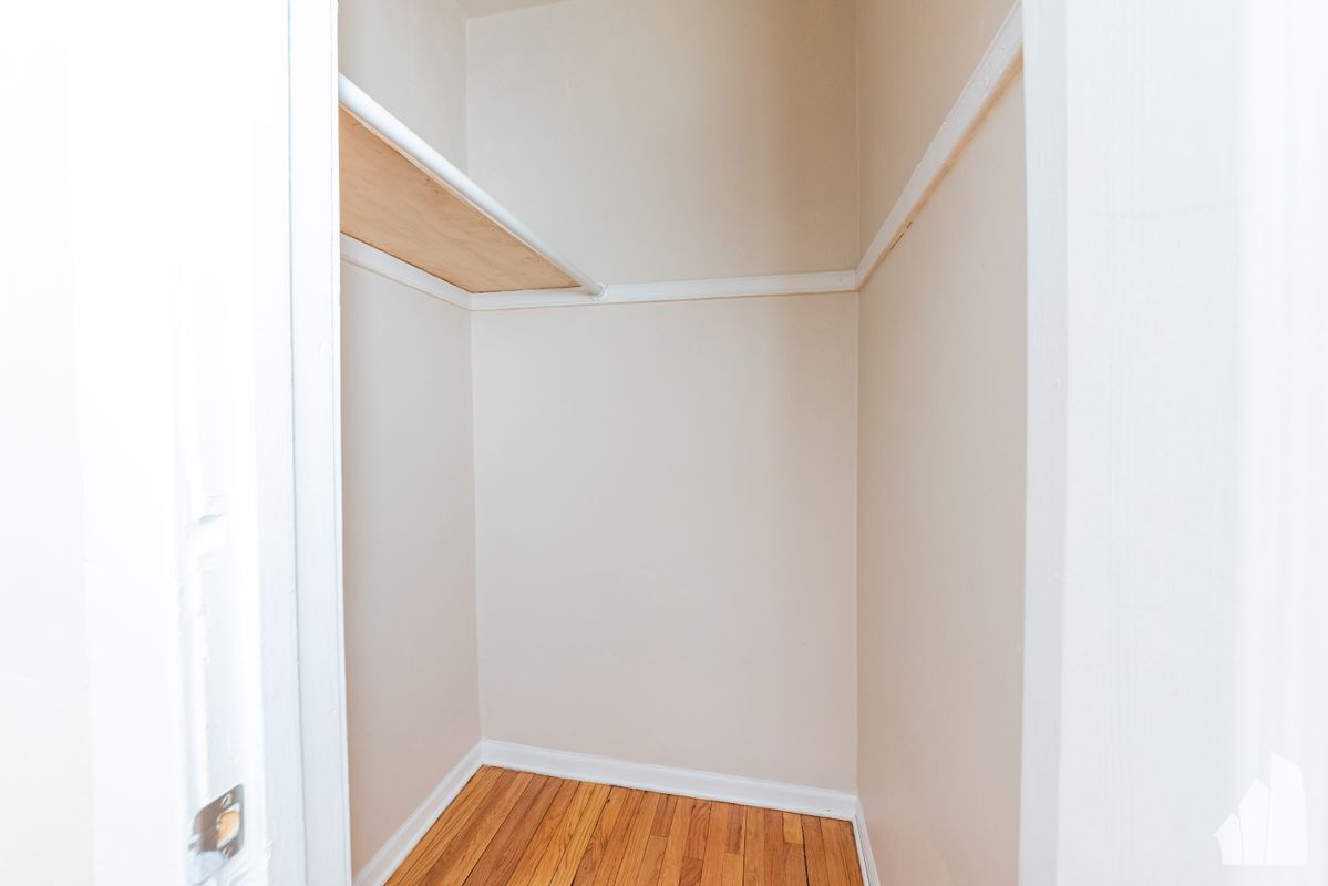 Building Photo - 3751 W Sunnyside Ave