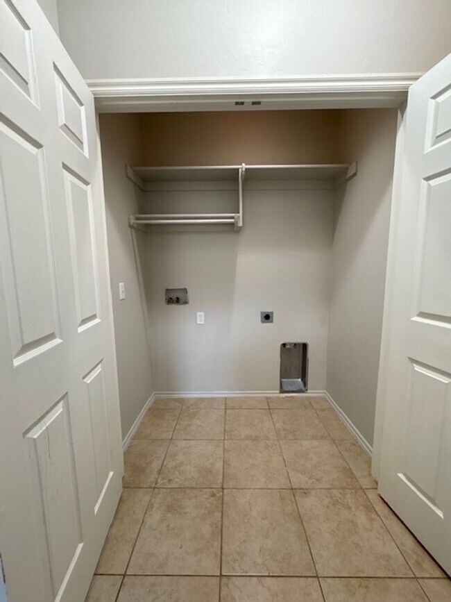 Building Photo - 3br 2ba duplex with 2 car garage!