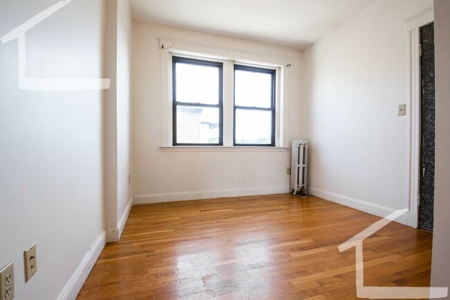 Building Photo - Conveniently Located, Spacious Apt w Ht & HW Inc.  Near B and C lines!