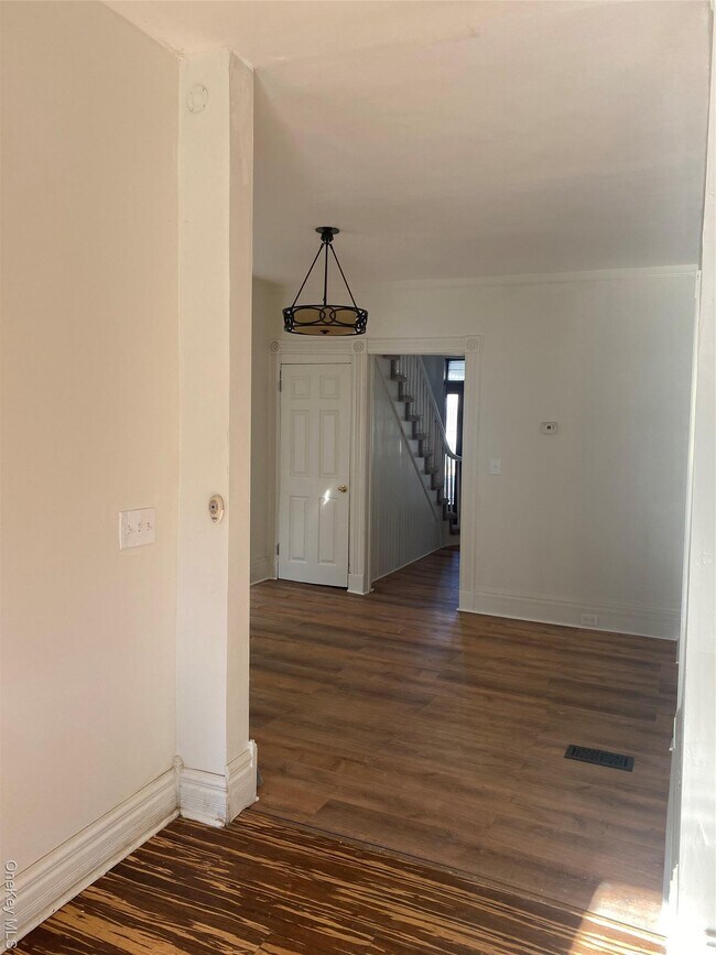 Building Photo - 8 Willow St