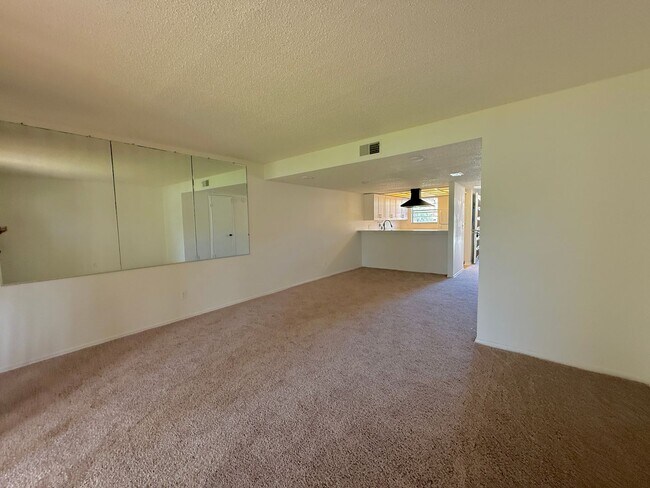 Building Photo - Serene Living at Townhomes of Lake Seminole 2/1.5 - 2 story condo