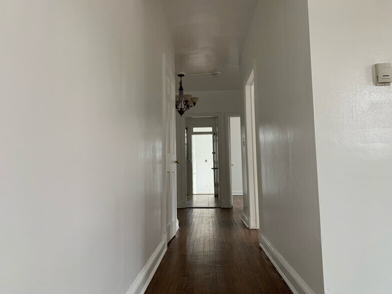 Building Photo - 4034 Calvert St NW