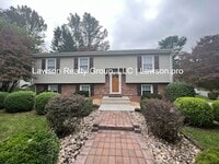 Building Photo - Beautiful Cave Spring Split Level with Bac...