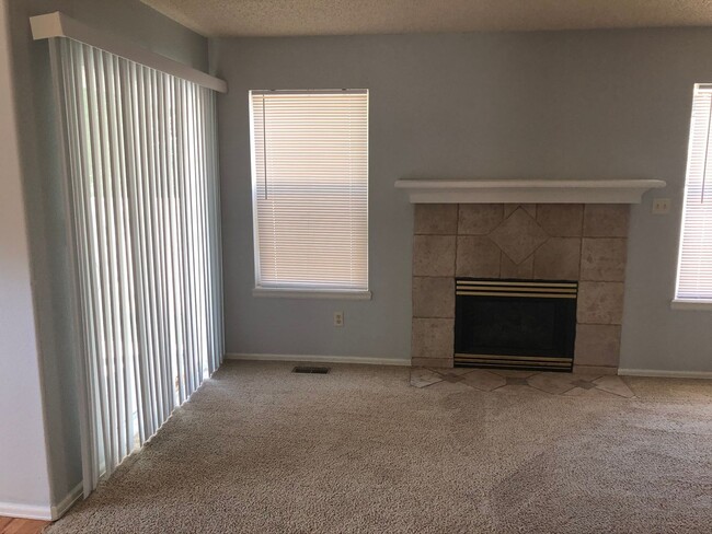 Building Photo - 2 Bed, 3 Bath 1 Car Garage, Southwest Town...