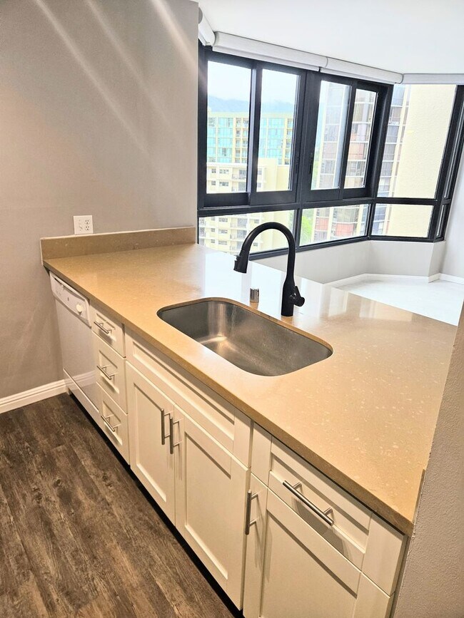 Building Photo - Nuuanu Brookside Studio Street Parking