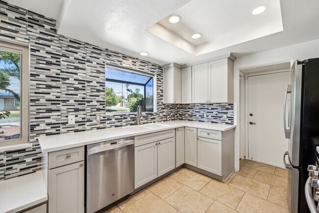 Building Photo - 3 Bed / 2 Bath Home with Bonus Room, Pool and Two Car Garage.