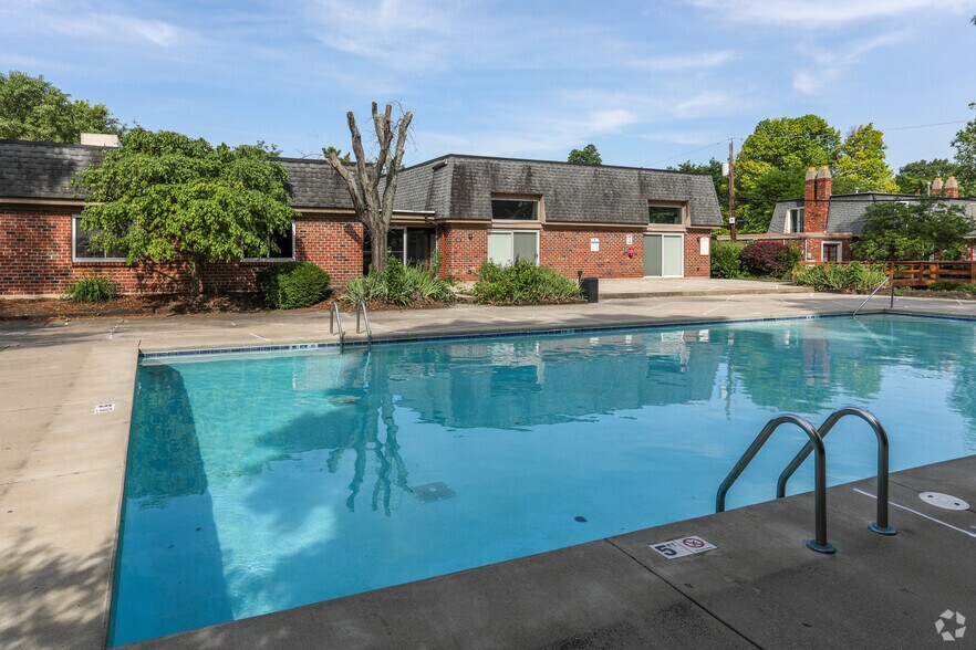 Onsite Swimming Pool - Arbor Pointe