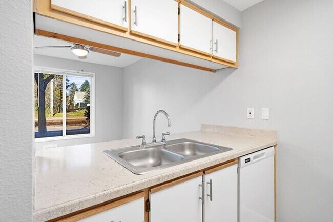 Building Photo - 2 bedroom unit. Full size washer and dryer in unit!! 1st Month Rent FREE!!