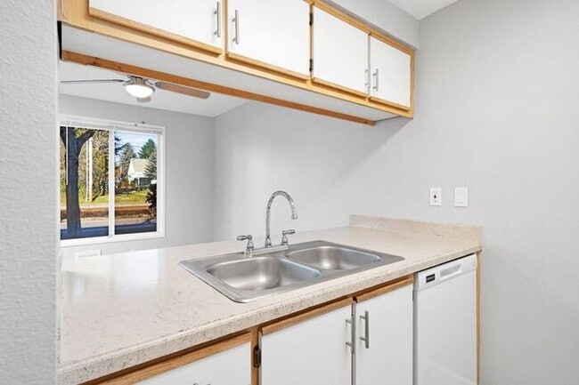 Building Photo - Spacious 2 Bed, 1.5 Bath. townhome with Washer and Dryer!