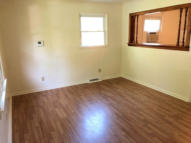 Building Photo - 2 BR, Holden Road area convenient to Coliseum