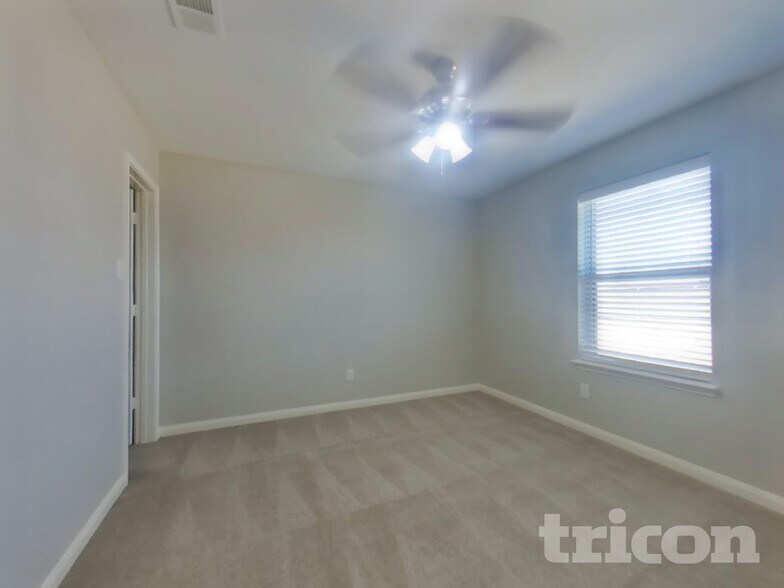 Building Photo - 5300 Persimmon Dr