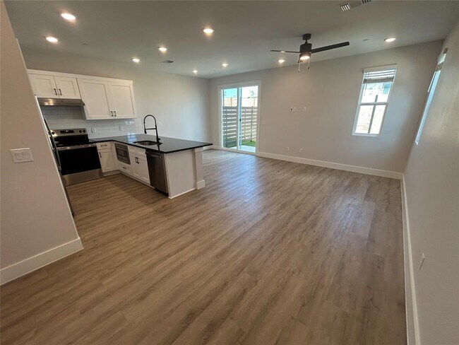 Building Photo - 7600 Strong Bow Ct
