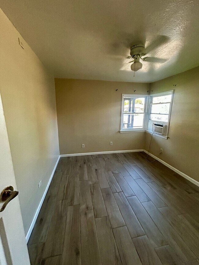 Building Photo - Everest Ave (3925)