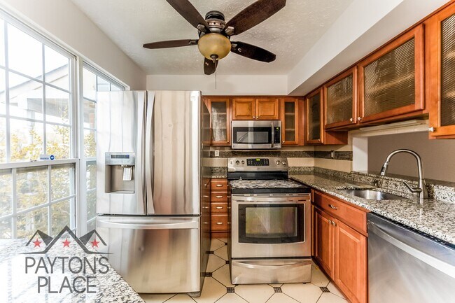 Building Photo - Spacious Oxon Hill Townhome with Parking F...