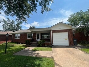 Building Photo - Midtown bungalow, beautiful hard wood floors, lots of natural light.